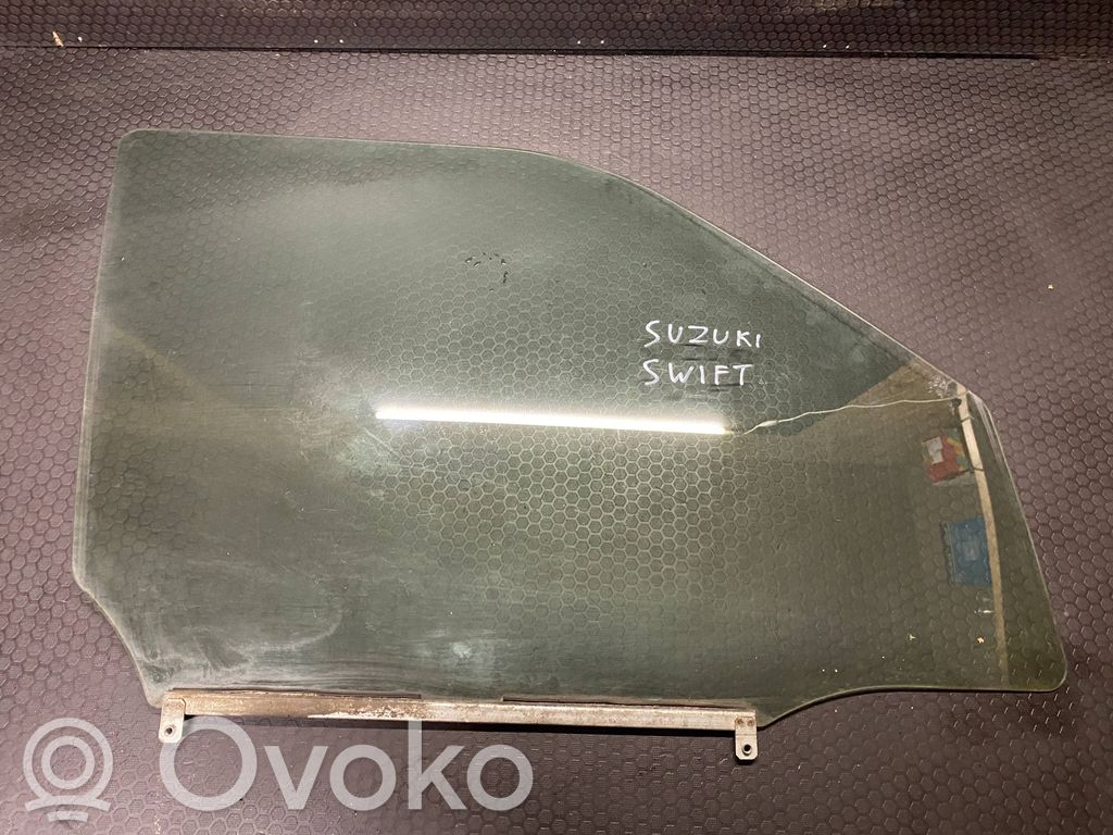 Suzuki Swift I Luna de la puerta delantera cuatro puertas 