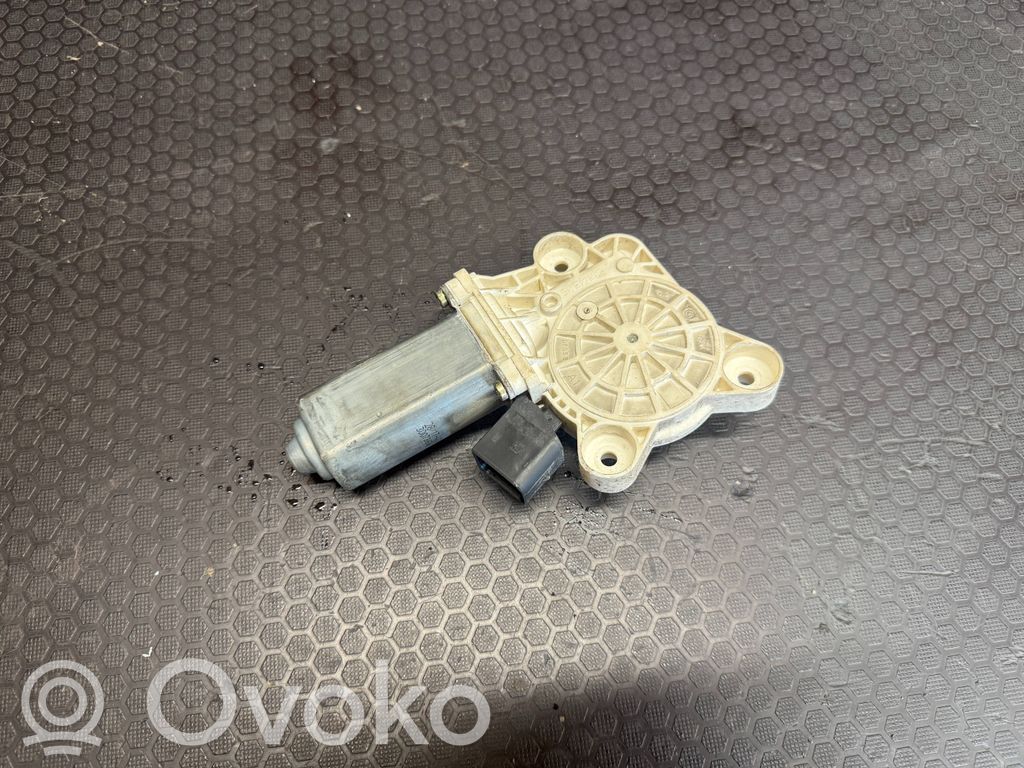 Mercedes-Benz C W203 Silnik regulatora szyby drzwi przednich 