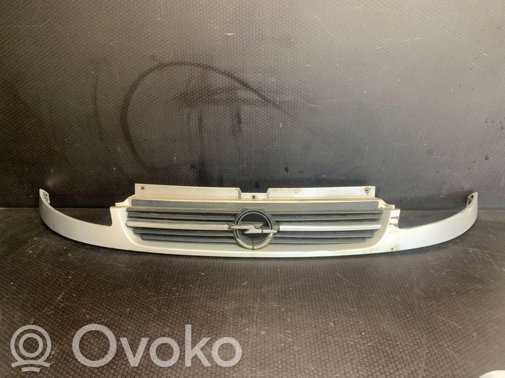 Opel Vivaro Rejilla superior del radiador del parachoques delantero 