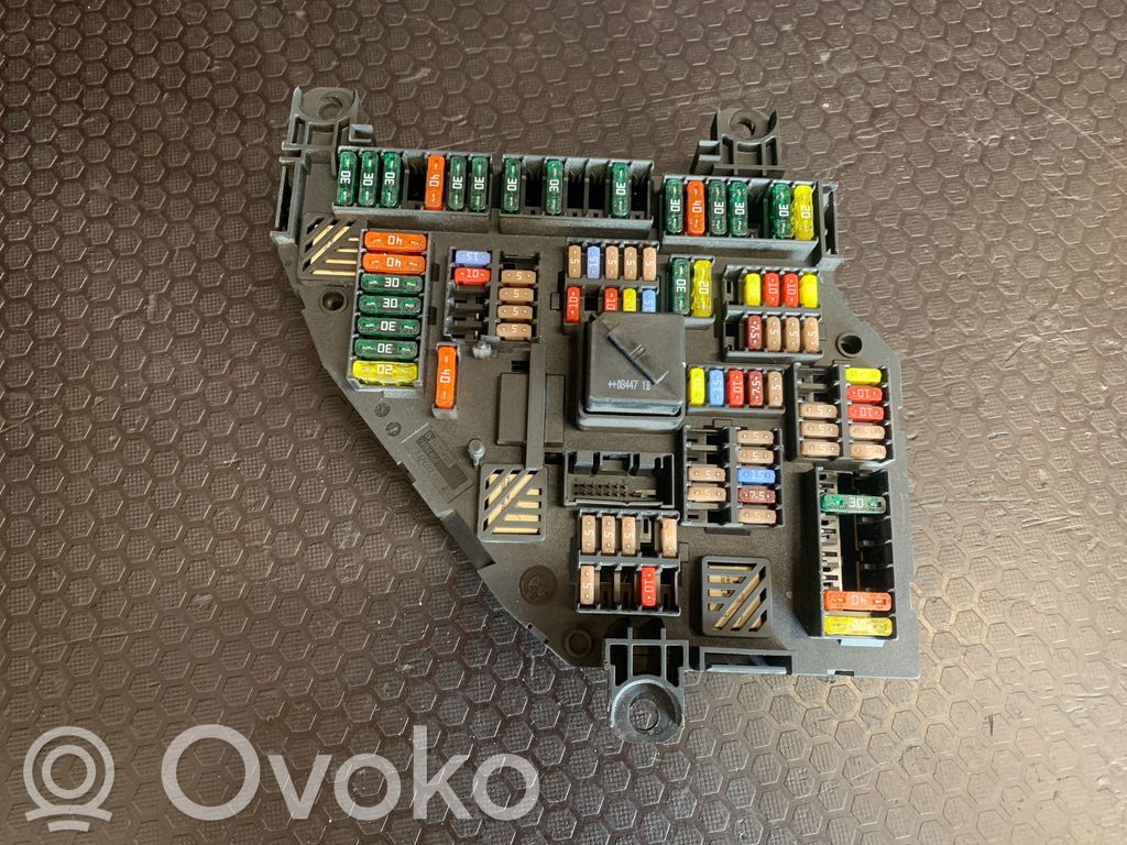 BMW 7 F01 F02 F03 F04 Ramka / Moduł bezpieczników 