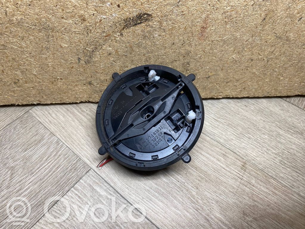Element lusterka bocznego drzwi przednich   301017,98559