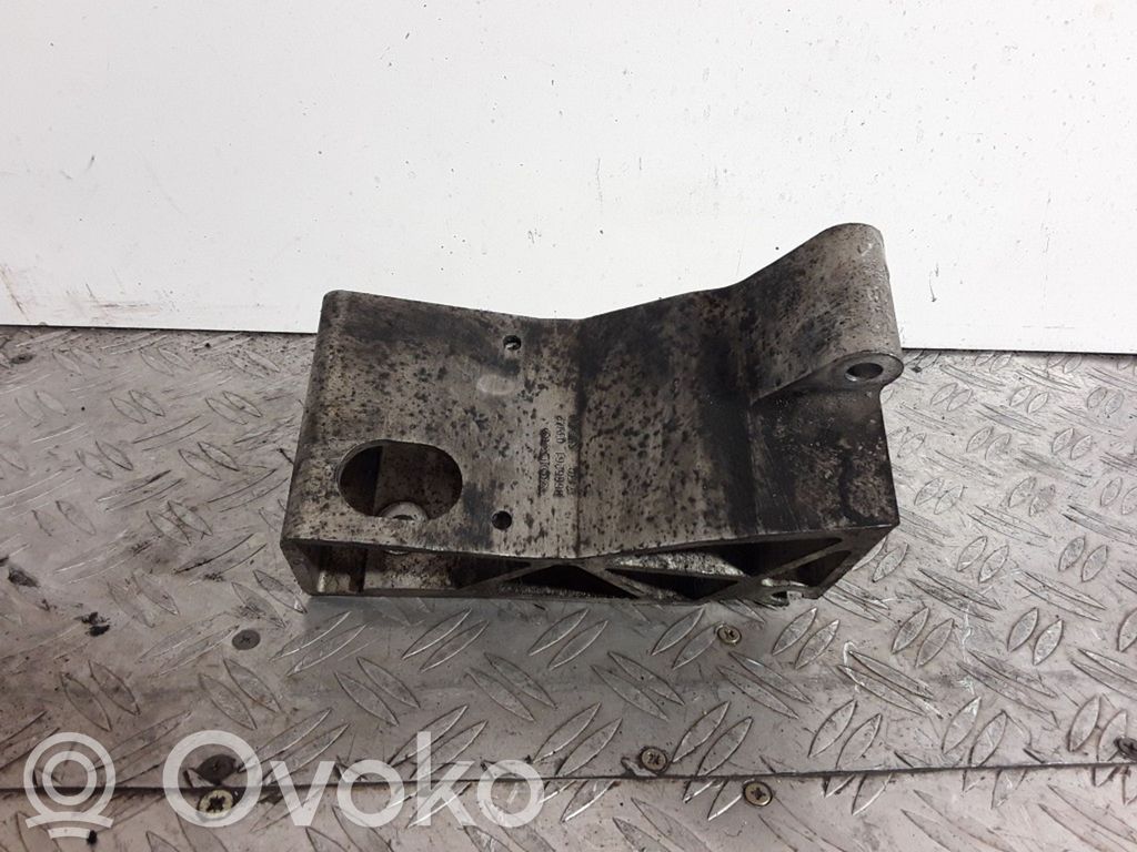 Volvo XC90 Engine mounting bracket 