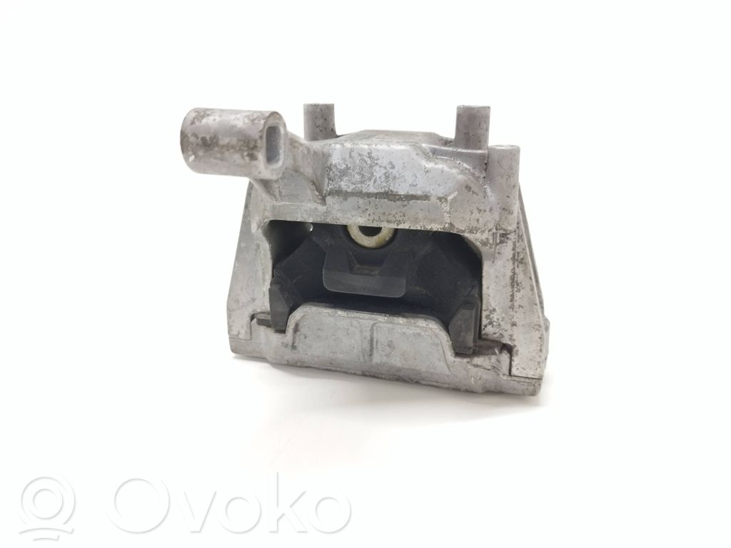 Volkswagen Tiguan Engine mount bracket 