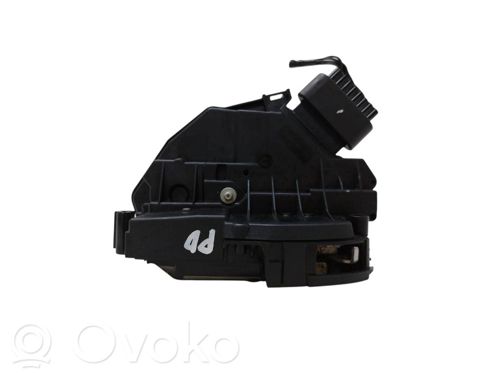 Priekšpusē slēdzene   BM5AA21812BE,921760104