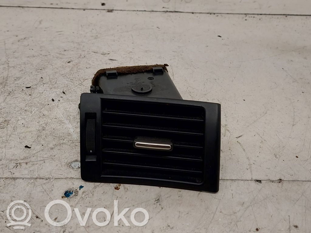 Audi A4 S4 B6 8E 8H Kojelaudan sivutuuletussuuttimen kehys 