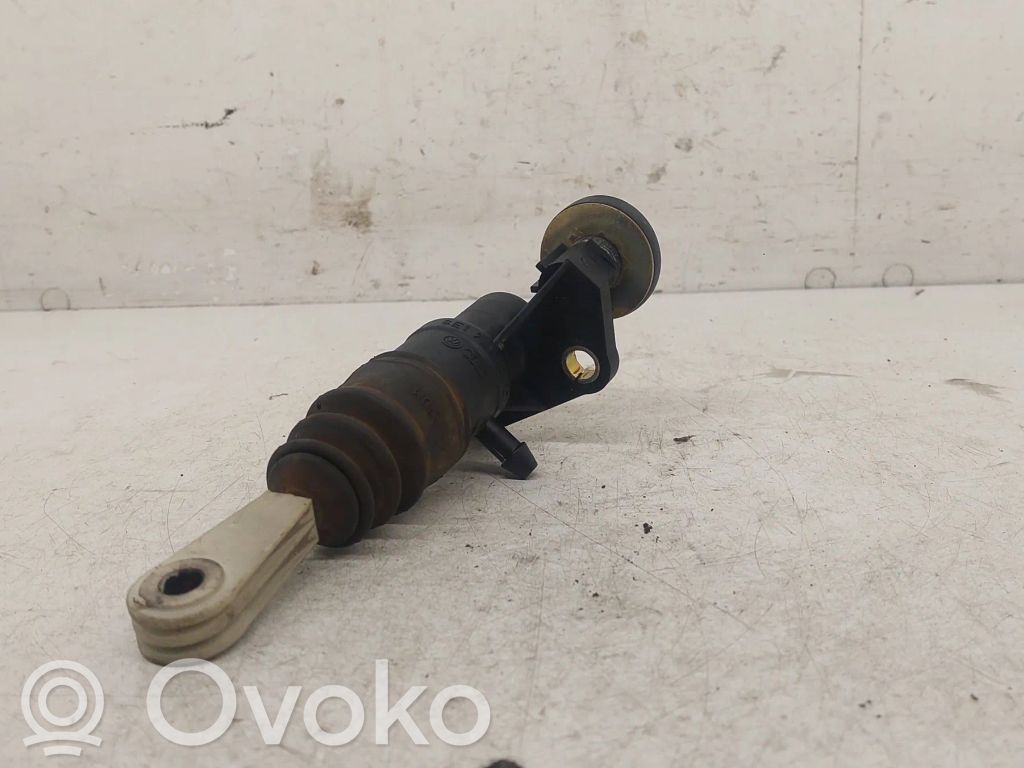 Volkswagen PASSAT B5 Kytkimen pääsylinteri 