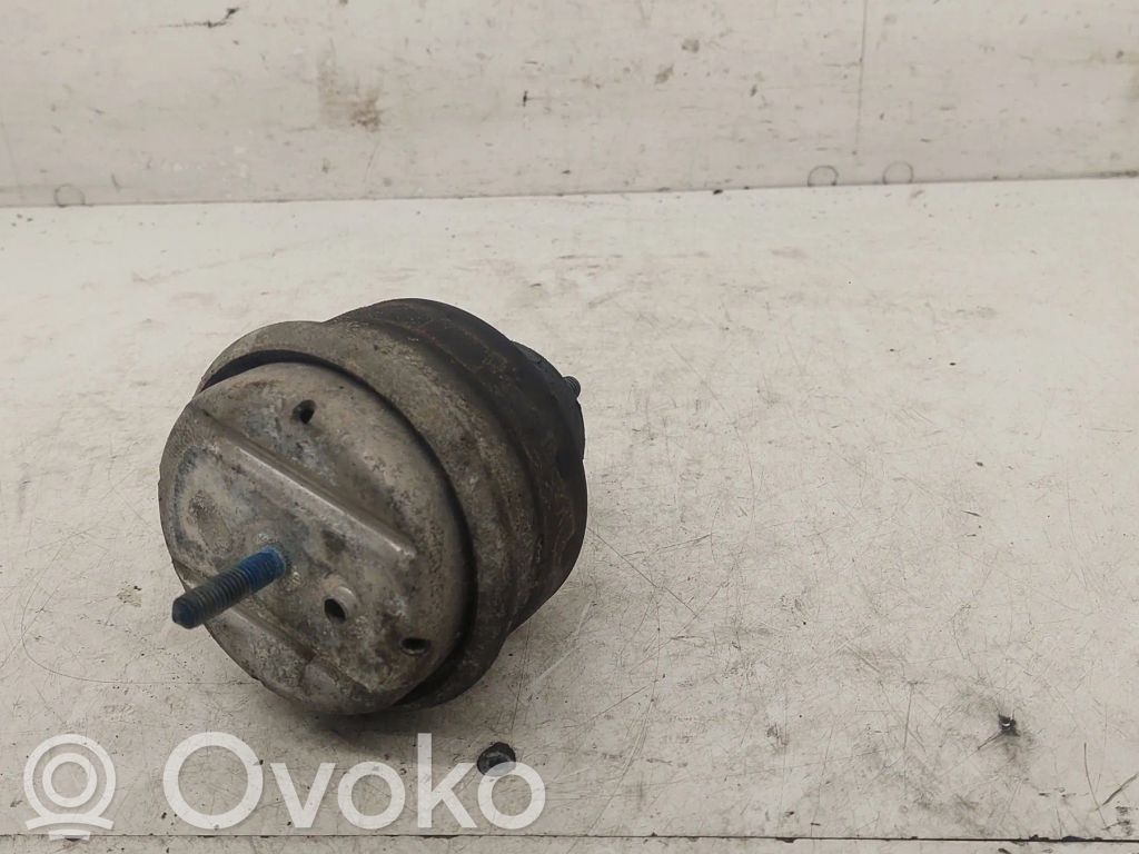 Volkswagen PASSAT B5 Engine mount bracket 