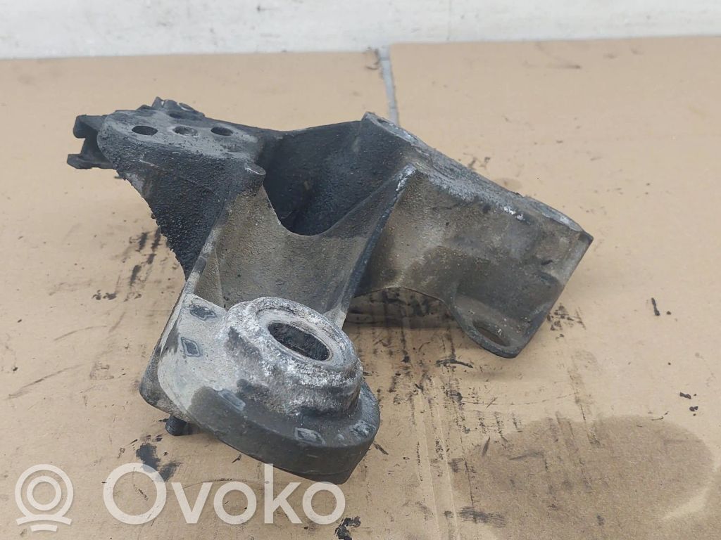 Engine mounting bracket   8D0199352H