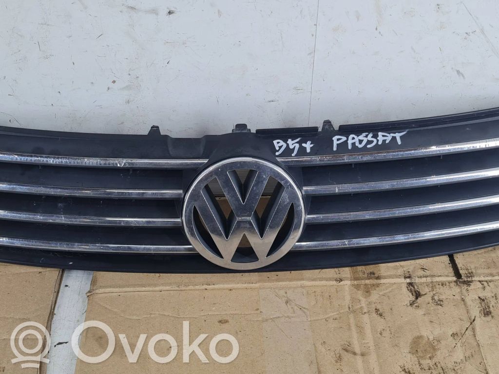 Volkswagen PASSAT B5 Griglia anteriore 