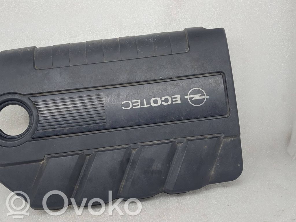 Opel Zafira B Variklio dangtis (apdaila) 