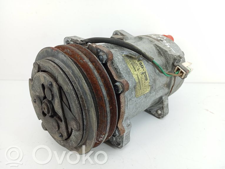 Volkswagen PASSAT B4 Air conditioning (A/C) compressor (pump) 