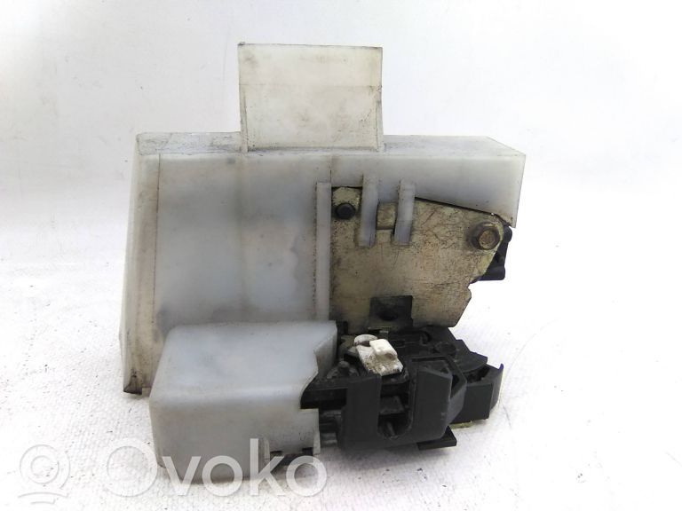 Priekšpusē slēdzene   NAOVISIVEL