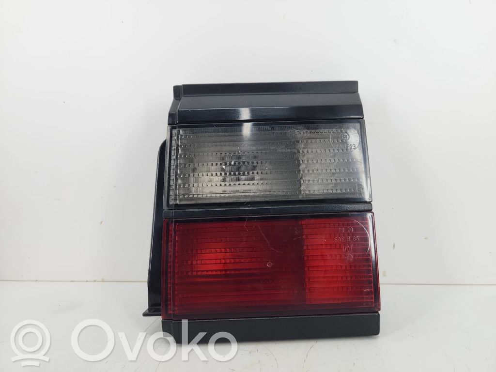 Volkswagen PASSAT B3 Lampă spate în capacul portbagajului 