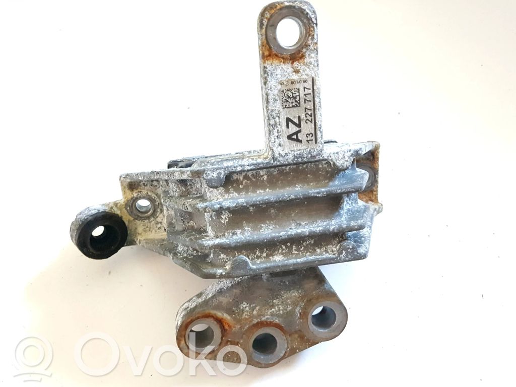 Opel Insignia A Engine mount bracket 