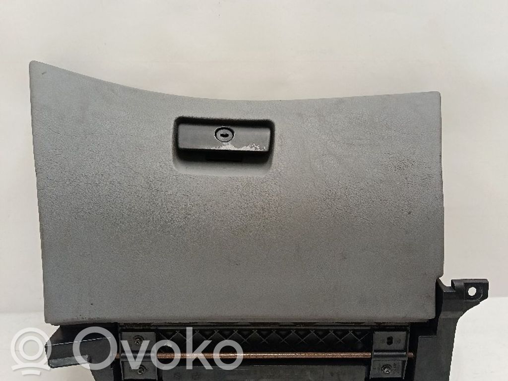 Glove box   51168,196,8209278