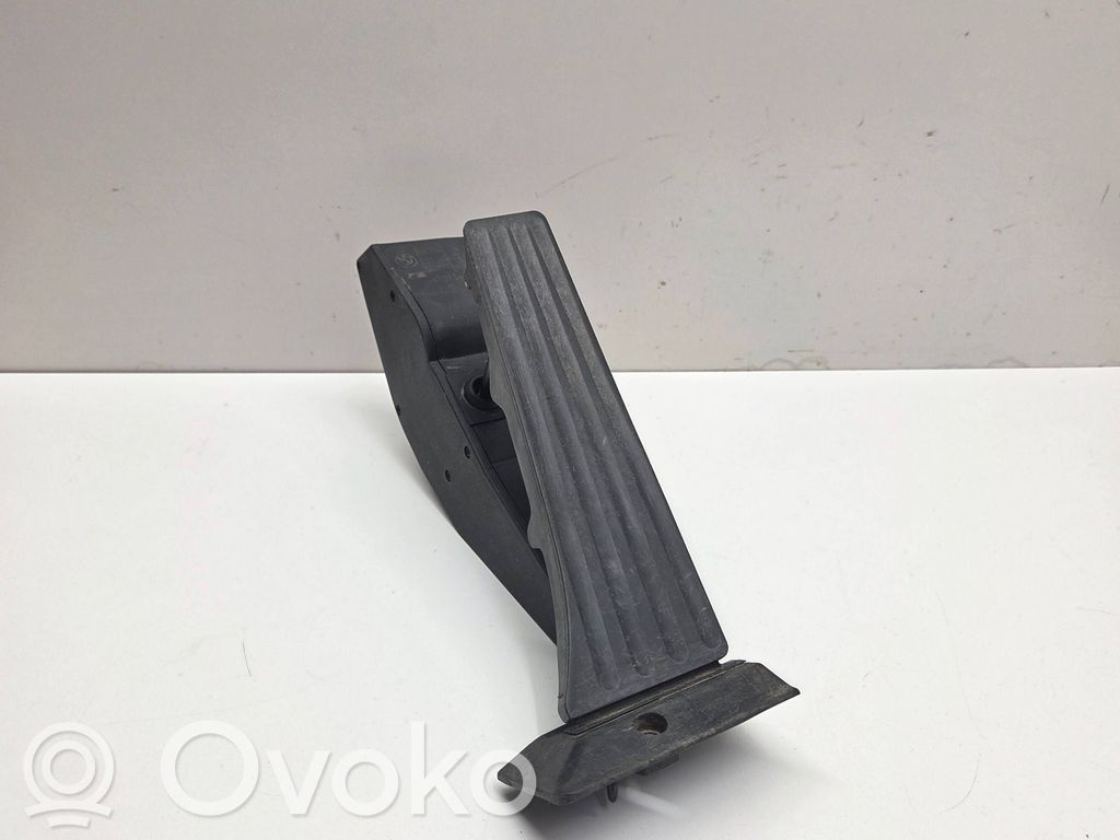 Akseleratora pedālis   6772645,170206,259160