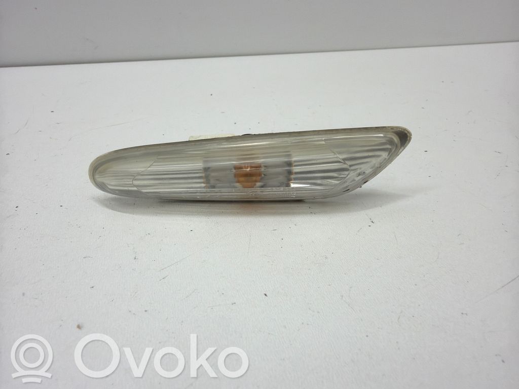 Front fender indicator light   6939816