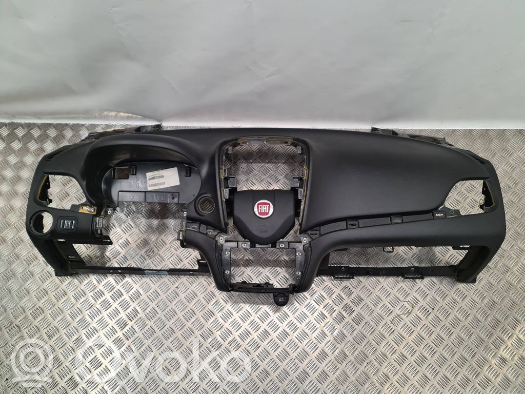 Deska rozdzielcza   P1TP76DX9AE,1QC28DX9AE,2AEDKD011,68163811AB