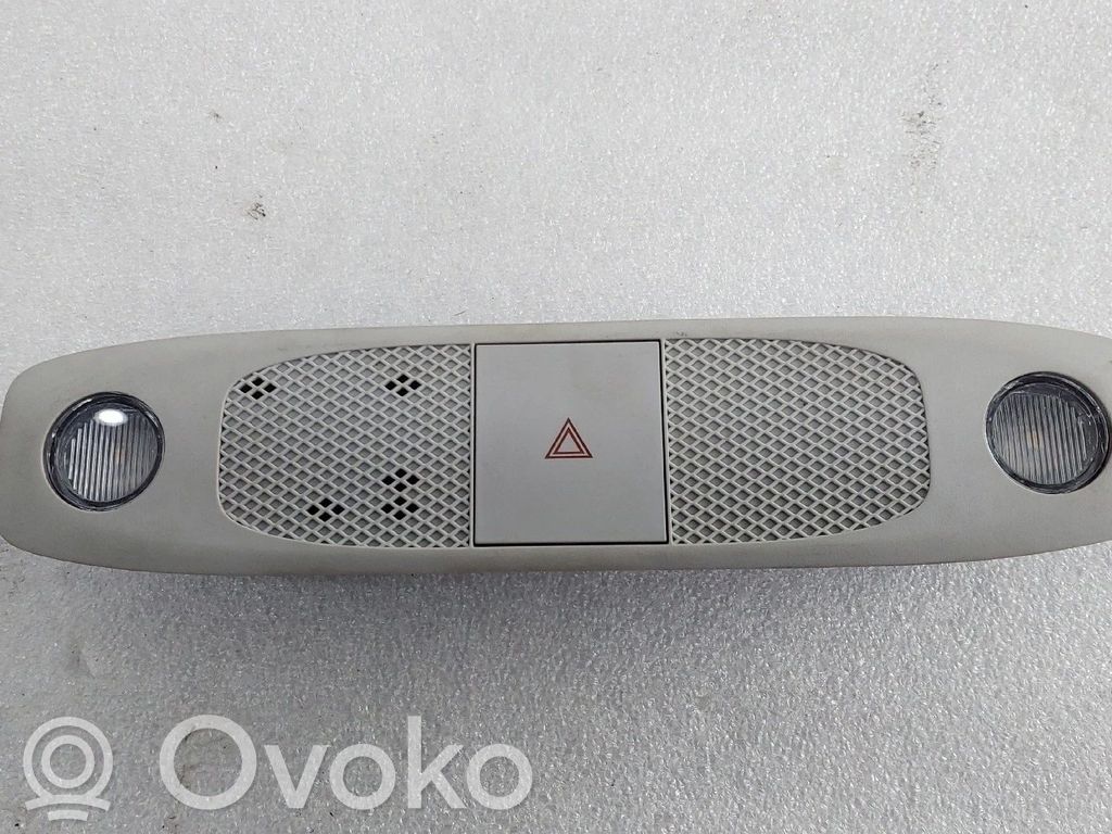 Tesla Model Y Botón interruptor de luz de peligro 