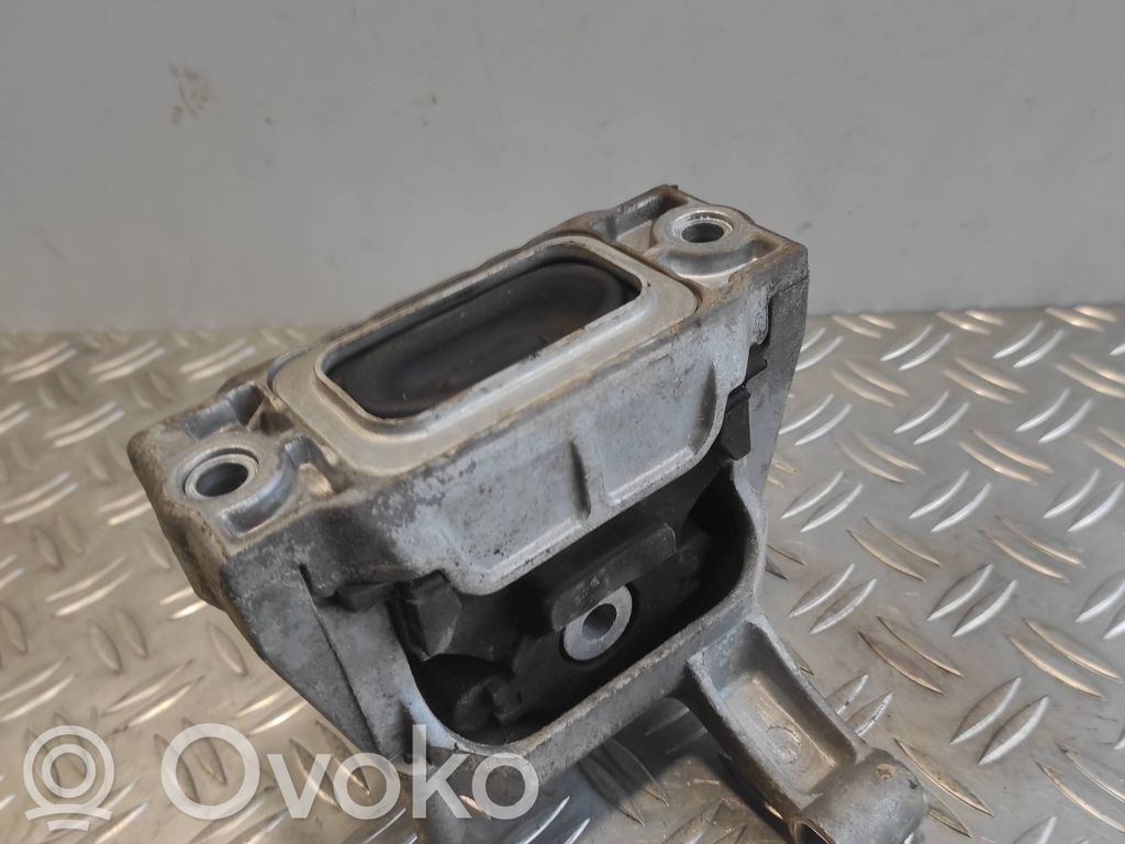 Volkswagen Tiguan Engine mount bracket 