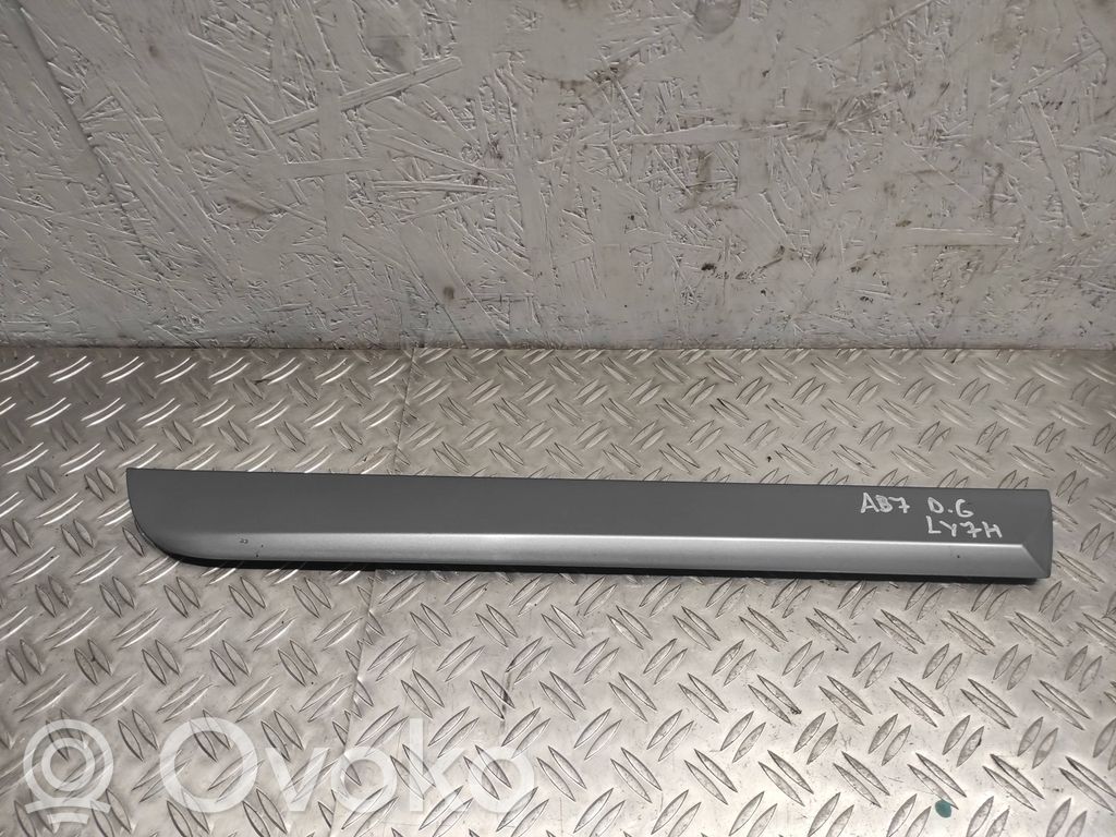 Audi A4 S4 B7 8E 8H Takaoven lista (muoto) 