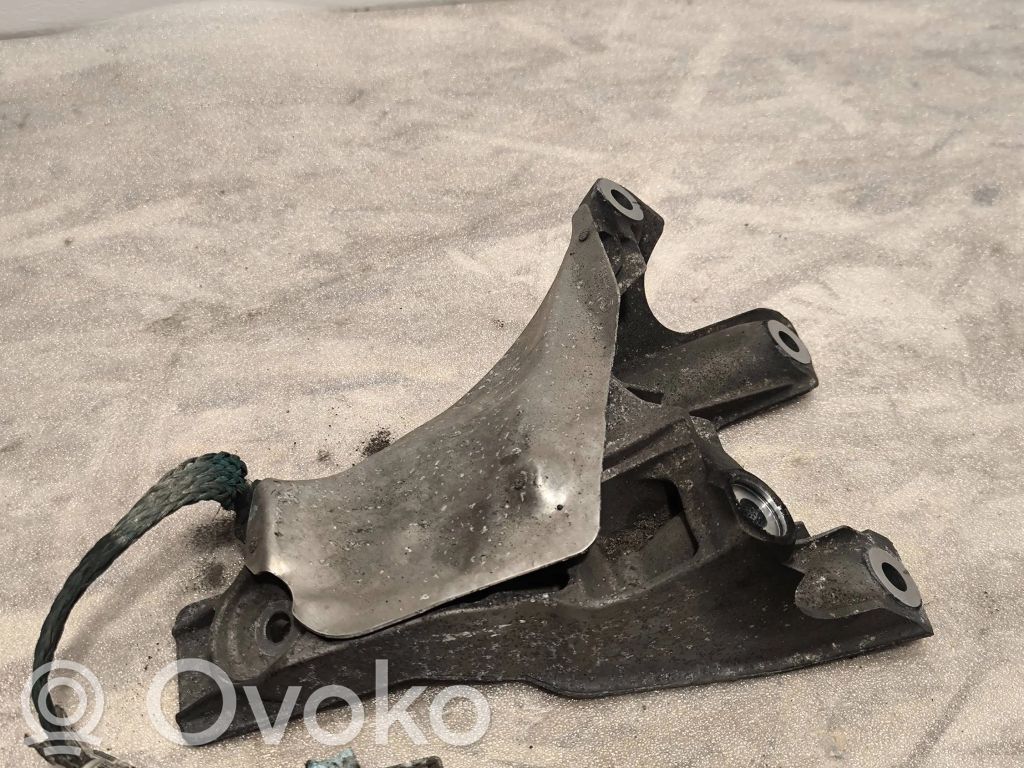 Engine mounting bracket   6770940,13807410