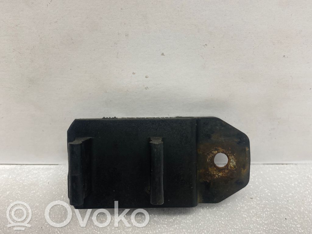 BMW 5 E39 Radiator mount bracket 