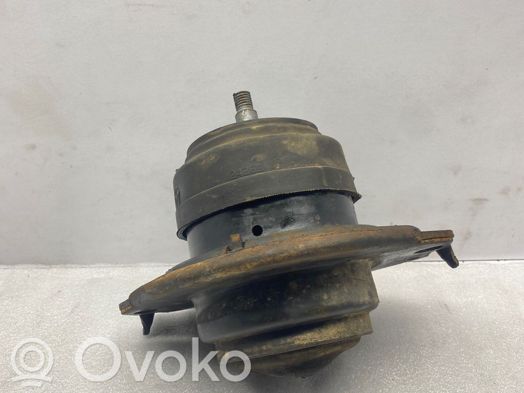 Jeep Grand Cherokee Engine mount bracket 