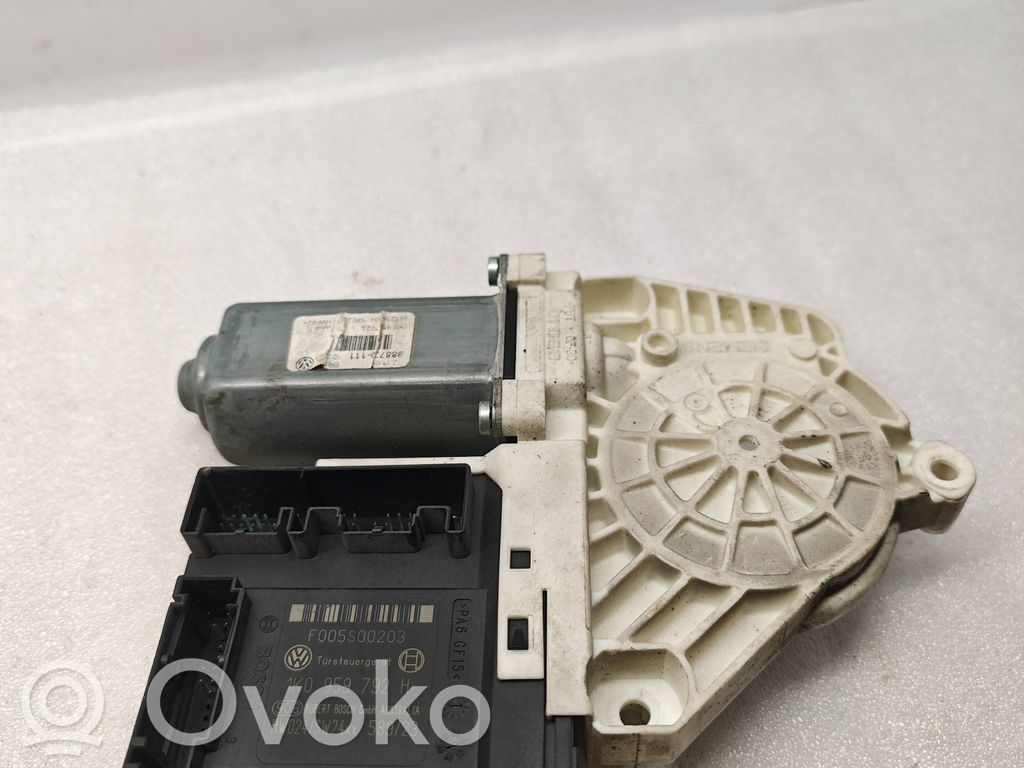 Volkswagen PASSAT B6 Front door window regulator motor 