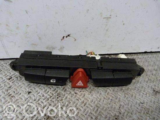 Hazard light switch   937001H000,2006302