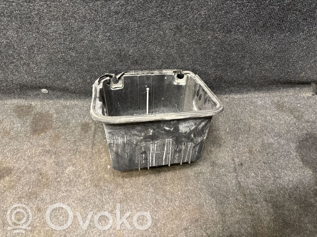 Ford Mustang VI Akkulaatikon alusta 