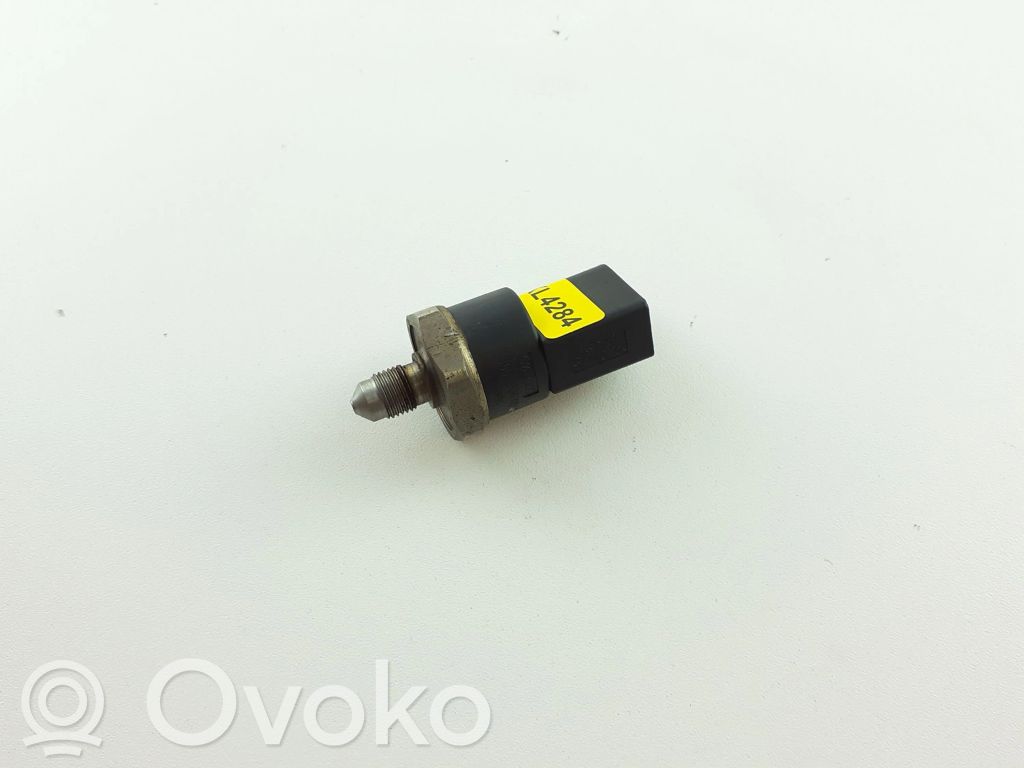 Volkswagen Golf V Fuel pressure sensor 