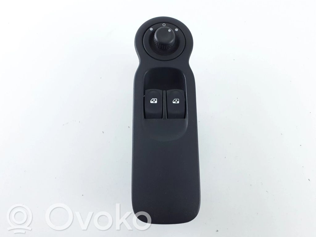 Electric window control switch   8200277630A