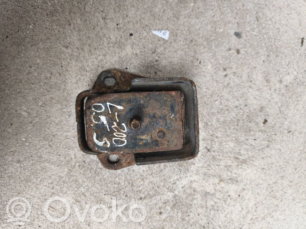 Engine mount bracket   MR210868