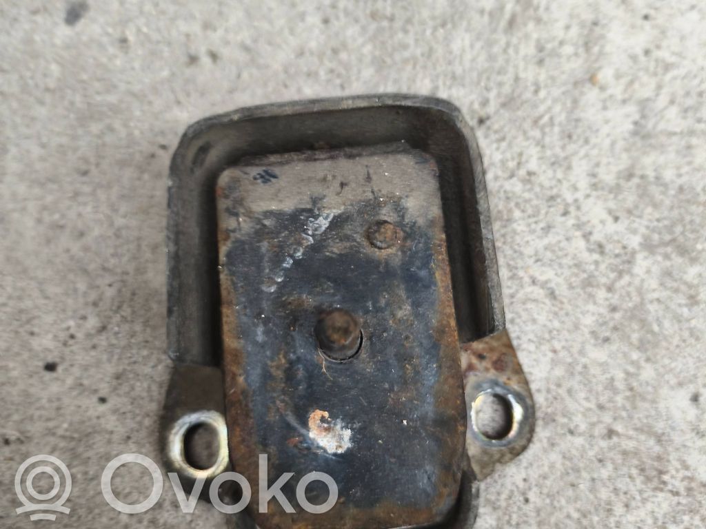 Engine mount bracket   MR210868