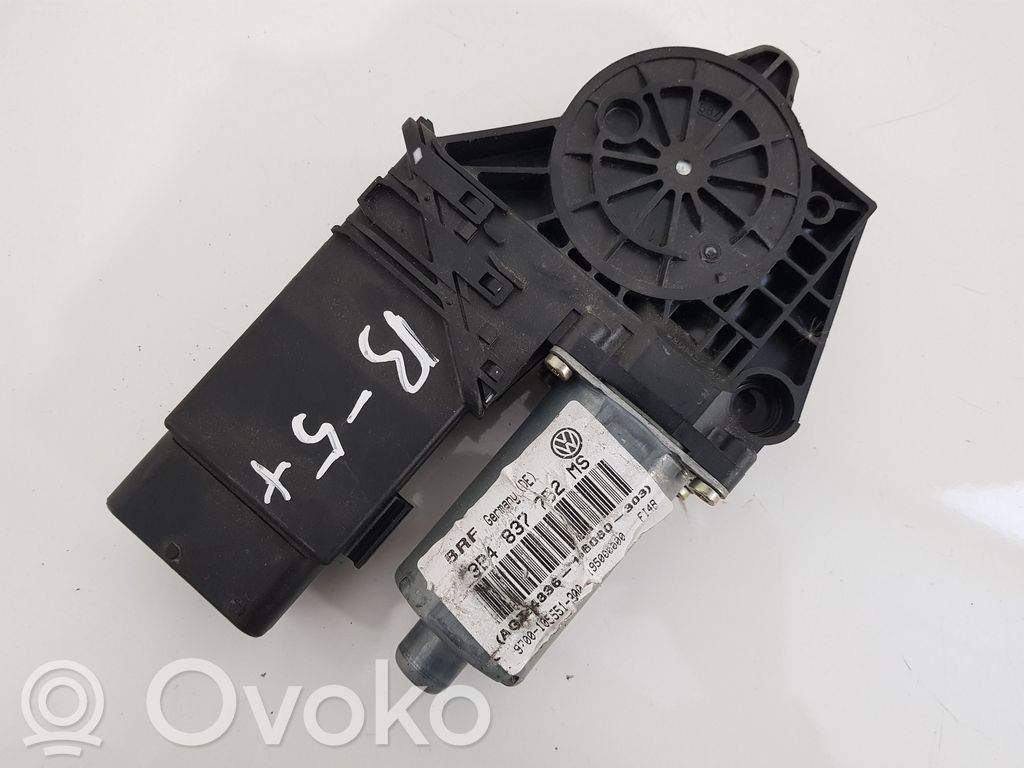 Volkswagen PASSAT B5.5 Silnik regulatora szyby drzwi przednich 