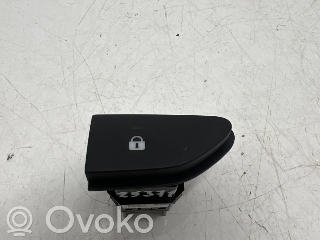 Central locking switch button   262103678R