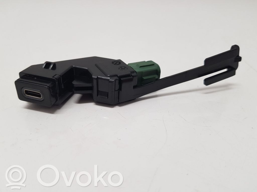 Volkswagen PASSAT B8 Gniazdo / Złącze USB 