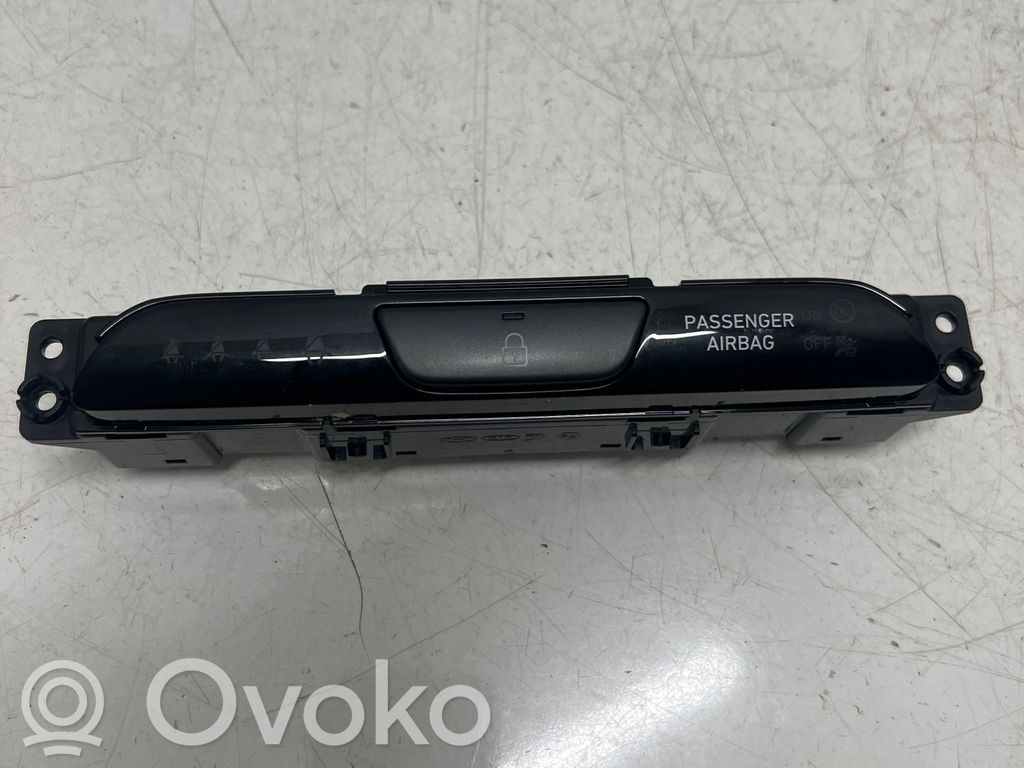 Hyundai i30 Central locking switch button 