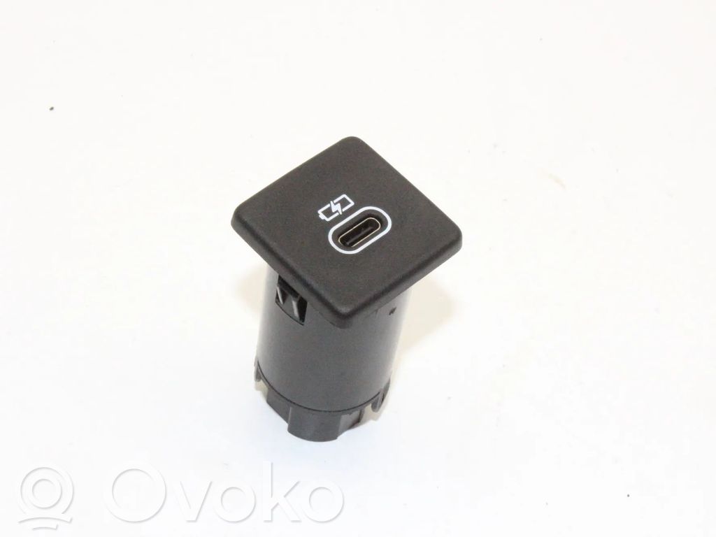 Enchufe conector USB   M8E219010CA