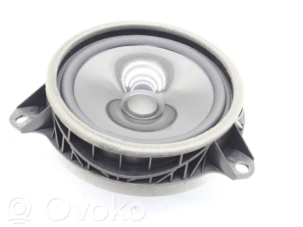 Lexus RZ Takaoven kaiutin