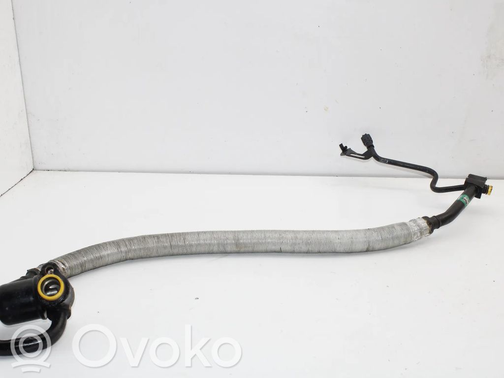 Ilmastointilaitteen putki (A/C)   6923956
