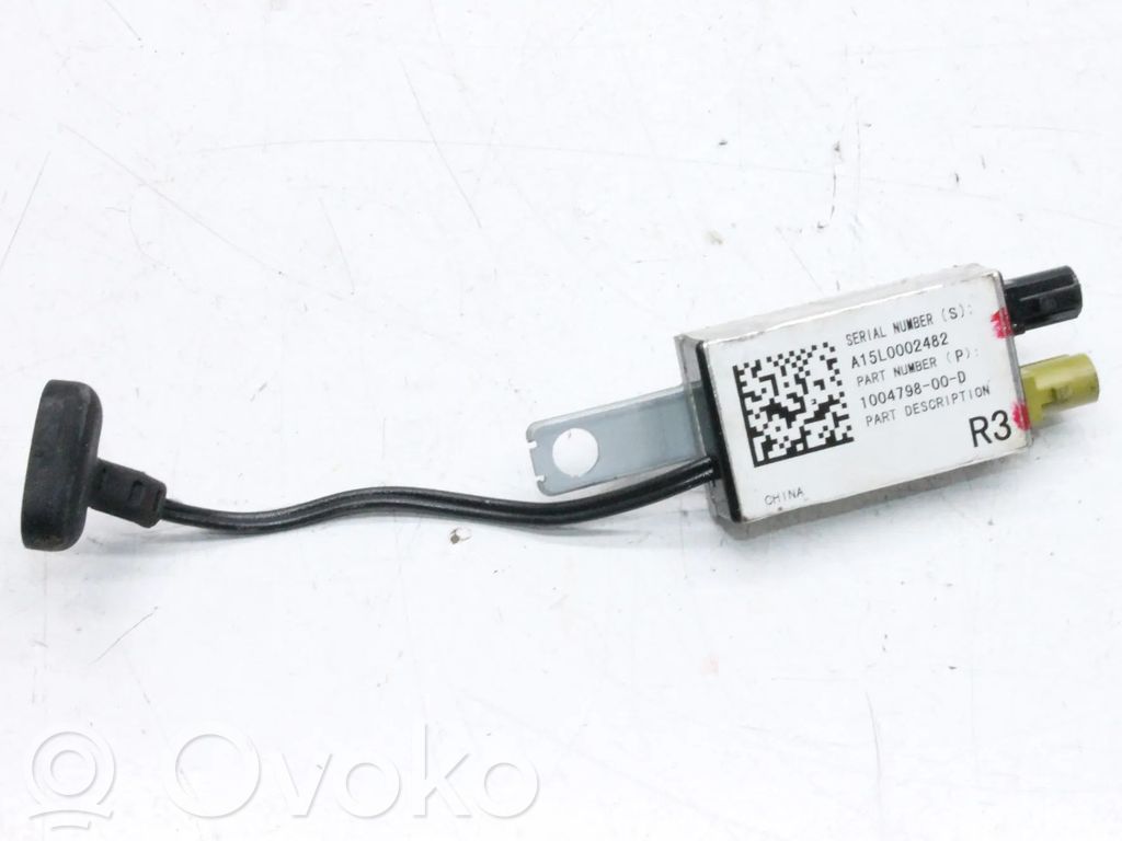 Tesla Model S Pystyantennivahvistin 