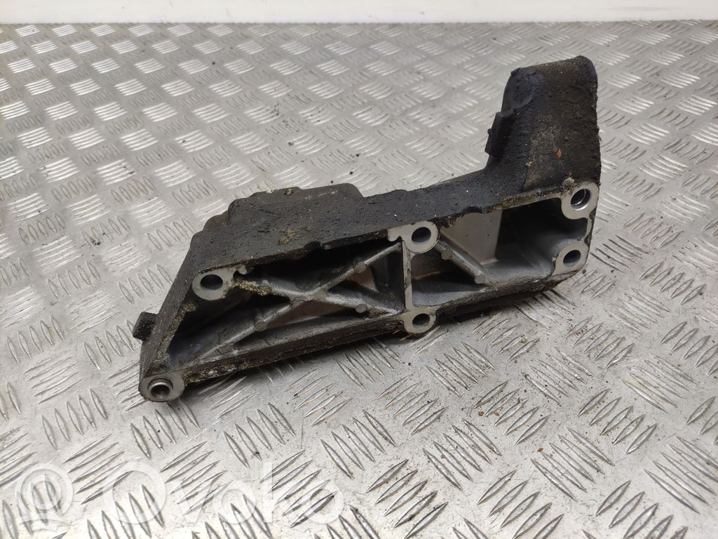 Engine mounting bracket