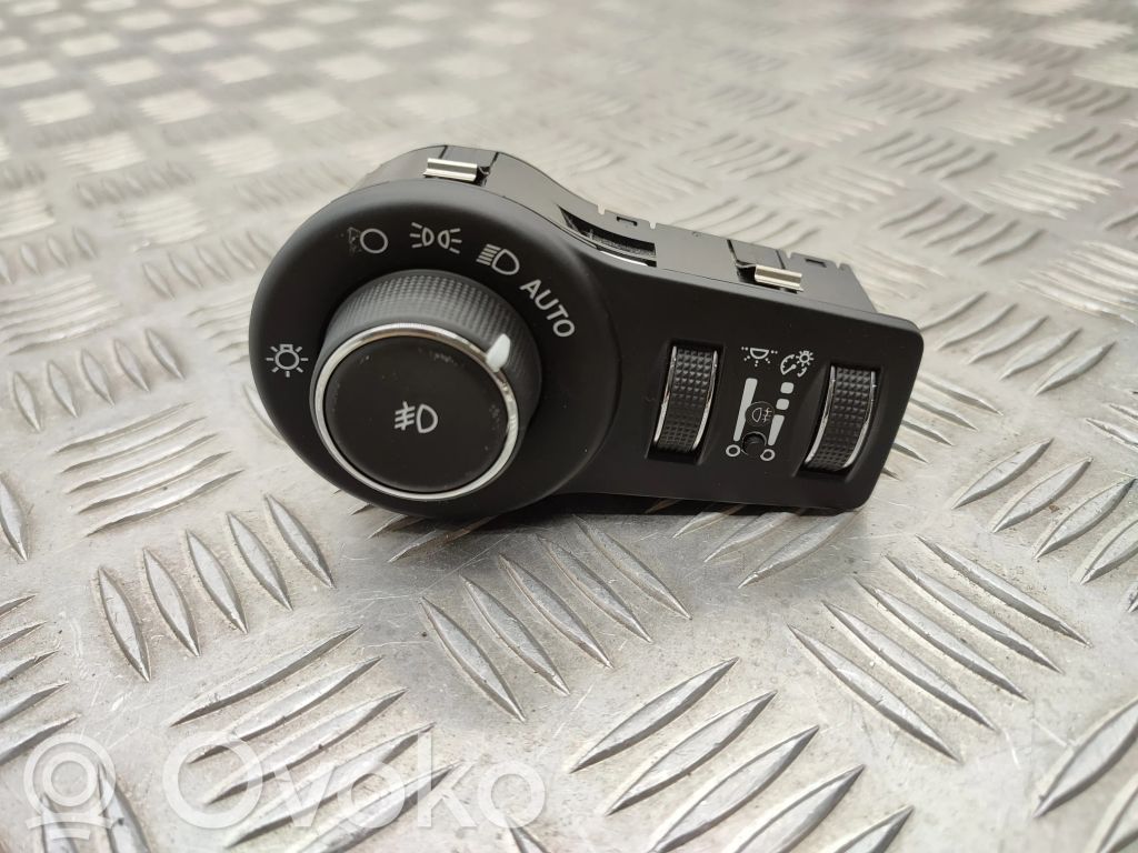 Chrysler Pacifica Light switch 