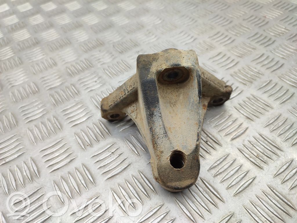 Opel Vivaro Engine mounting bracket 
