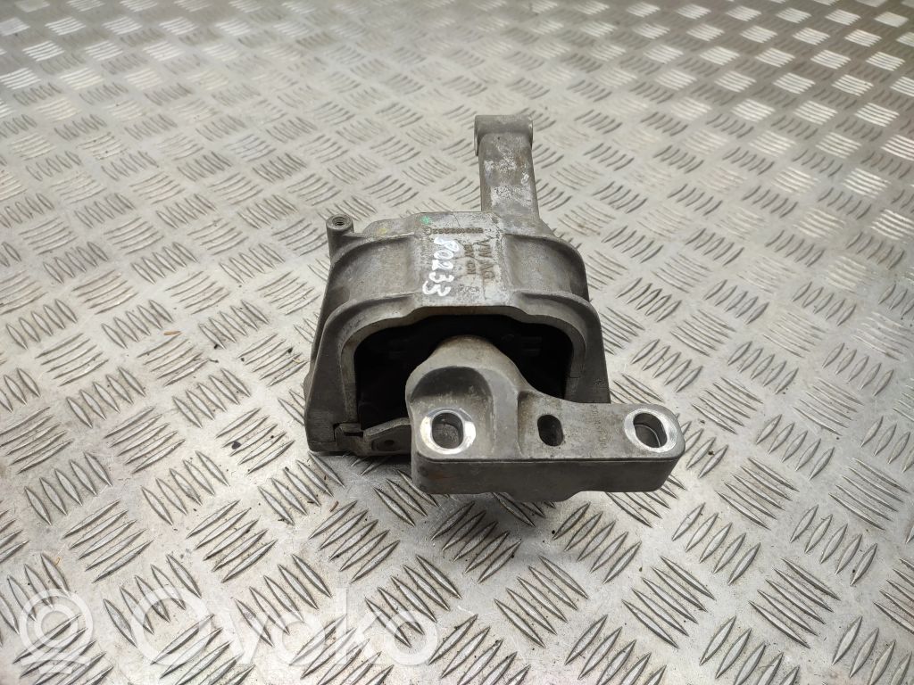 Volkswagen Tiguan Engine mount bracket 