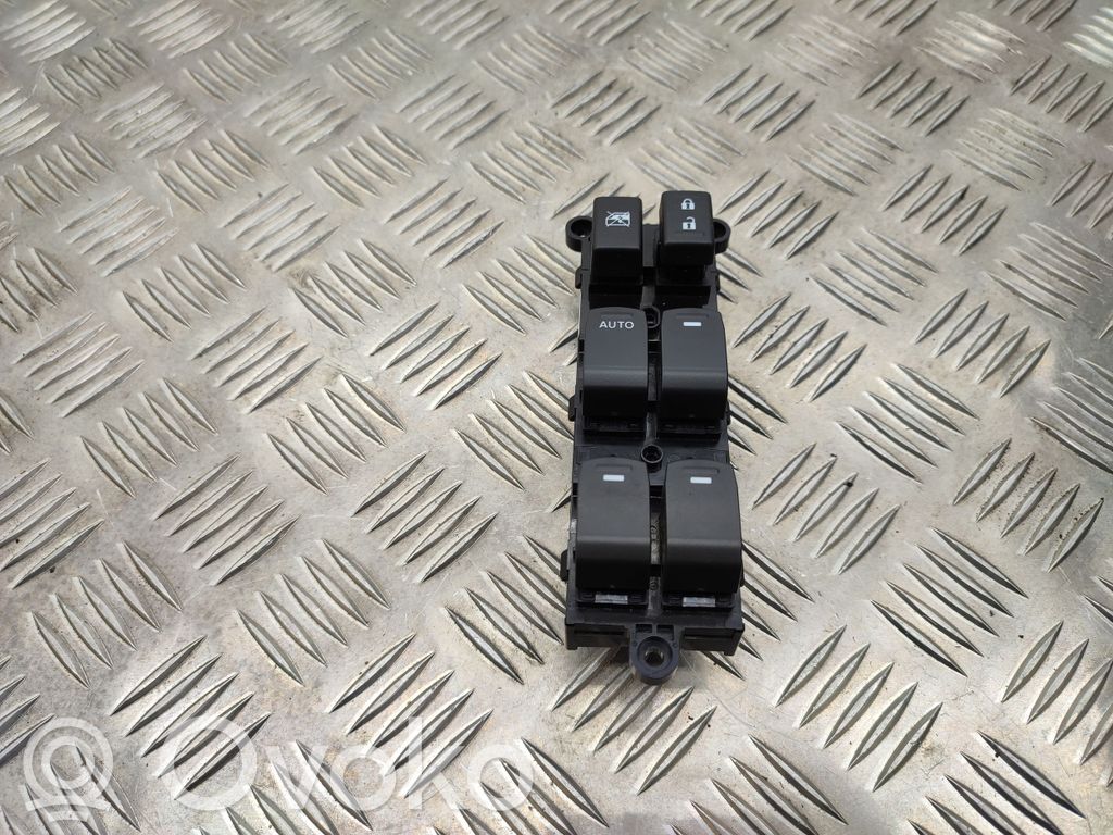 Suzuki Vitara (LY) Electric window control switch 
