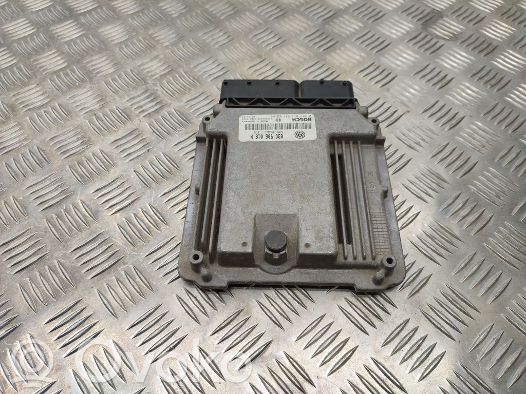 Volkswagen Touran I Engine control unit/module 