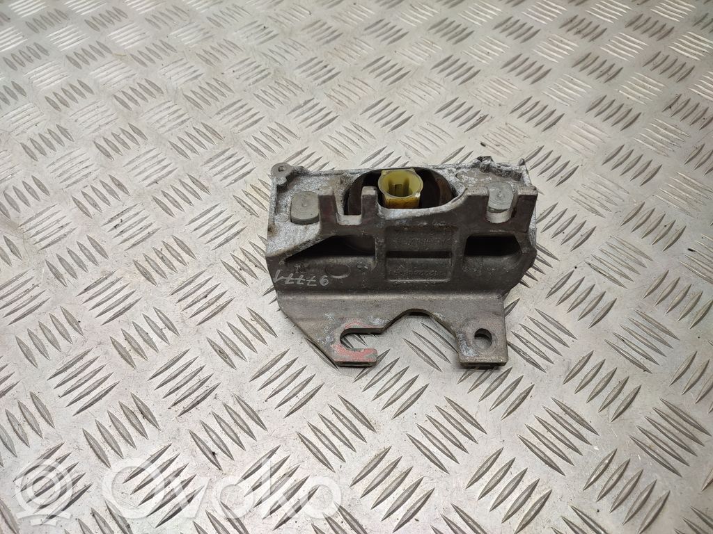 Renault Clio IV Engine mount bracket 
